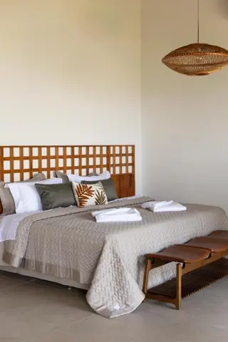 Cama com cabeceira de treliça
