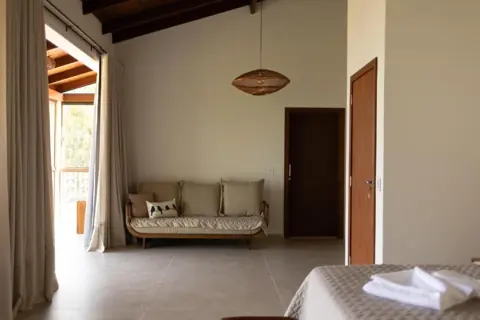 Sala com sofá e luminária de palha